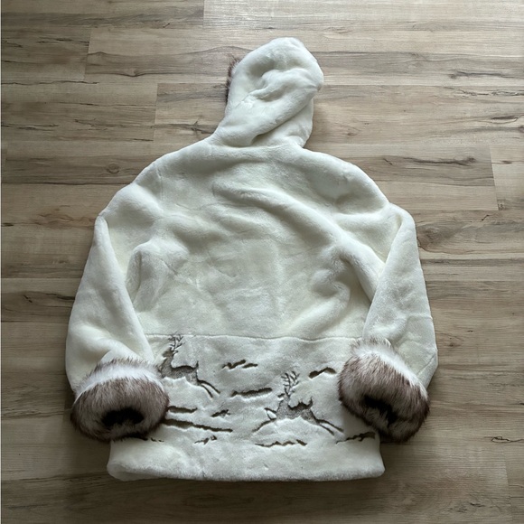 Elegant White Faux Fur Coat with Reindeer Design - Picture 12 of 12